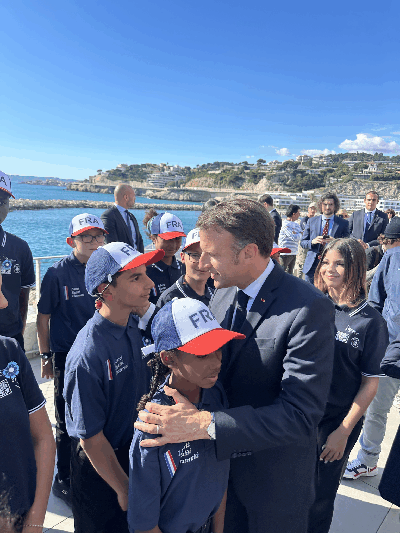 Photo de Monsieur le Président Macron rencontrant les jeunes de l'ADEPAPE 13.