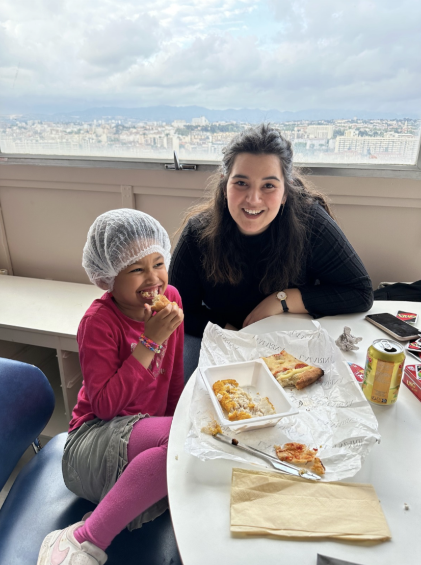 Une bénévole de l'ADEPAPE 13 en sortie avec les jeunes.