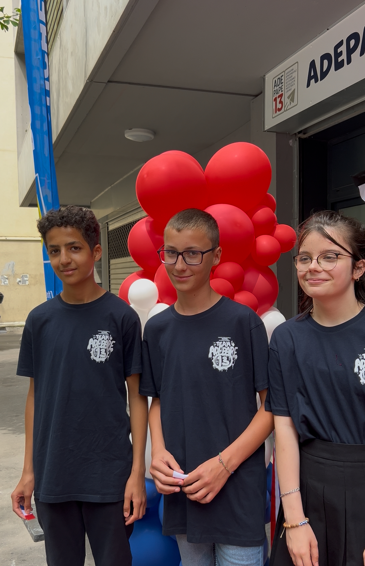 Trois jeunes de l'ADEPAPE 13, devant les locaux de l'association d'aide sociale à l'enfance.