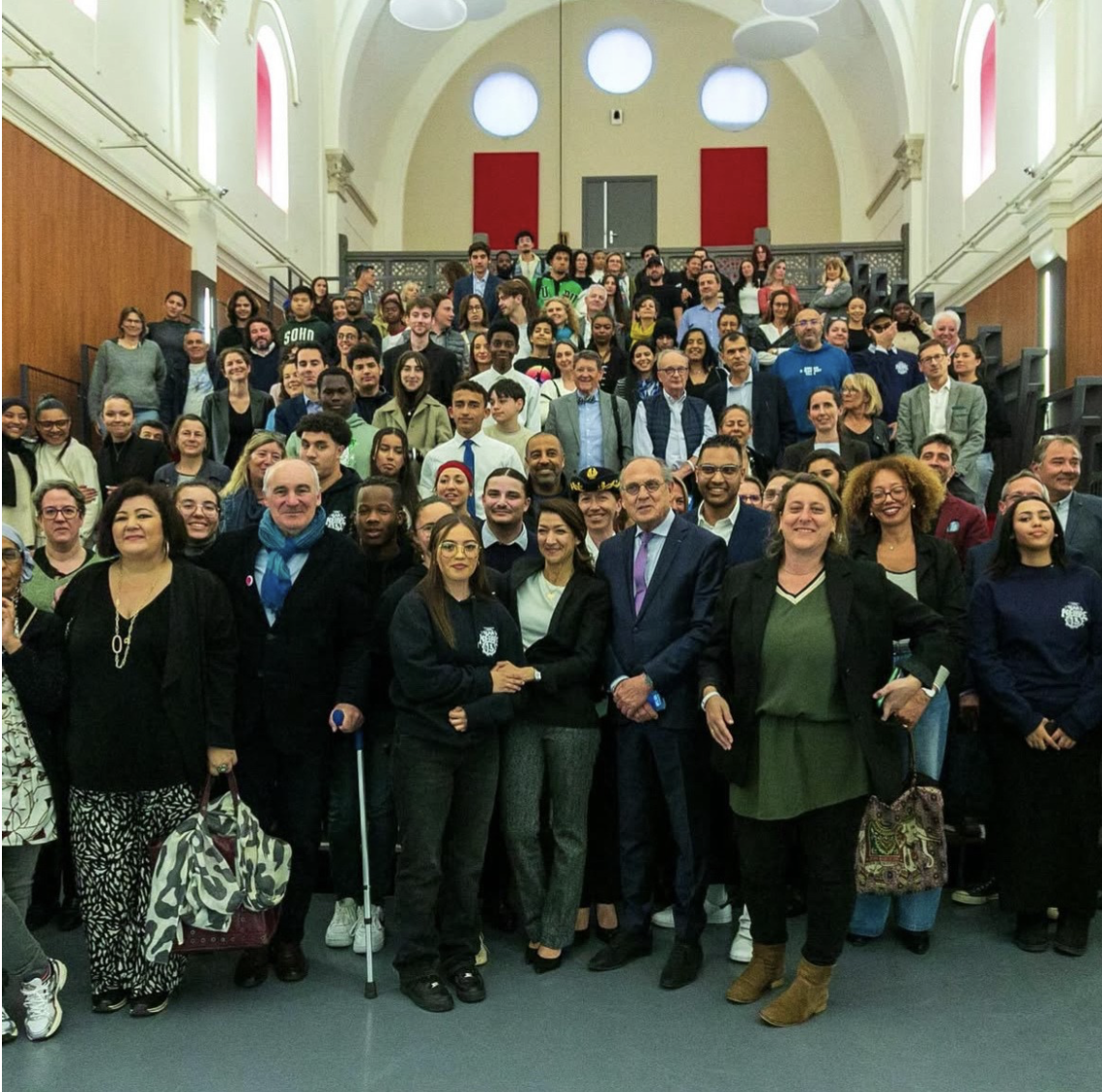 Photo des membres de l'ADEPAPE 13 (salariés, bénévoles, donateurs, partenaires) prise lors du lancement de l'application 13 autonome.