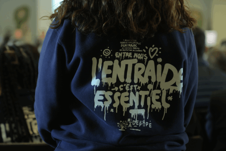 Sweat de l'association départementale d’entraide des personnes accueillies à la protection de l’enfance des Bouches-du-Rhône.