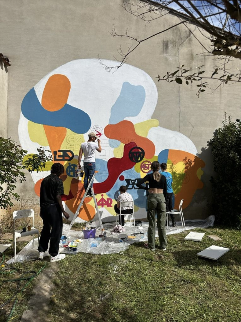 Fresque murale réalisée par les jeunes de l'ADEPAPE 13, association d'aide sociale à l'enfance.