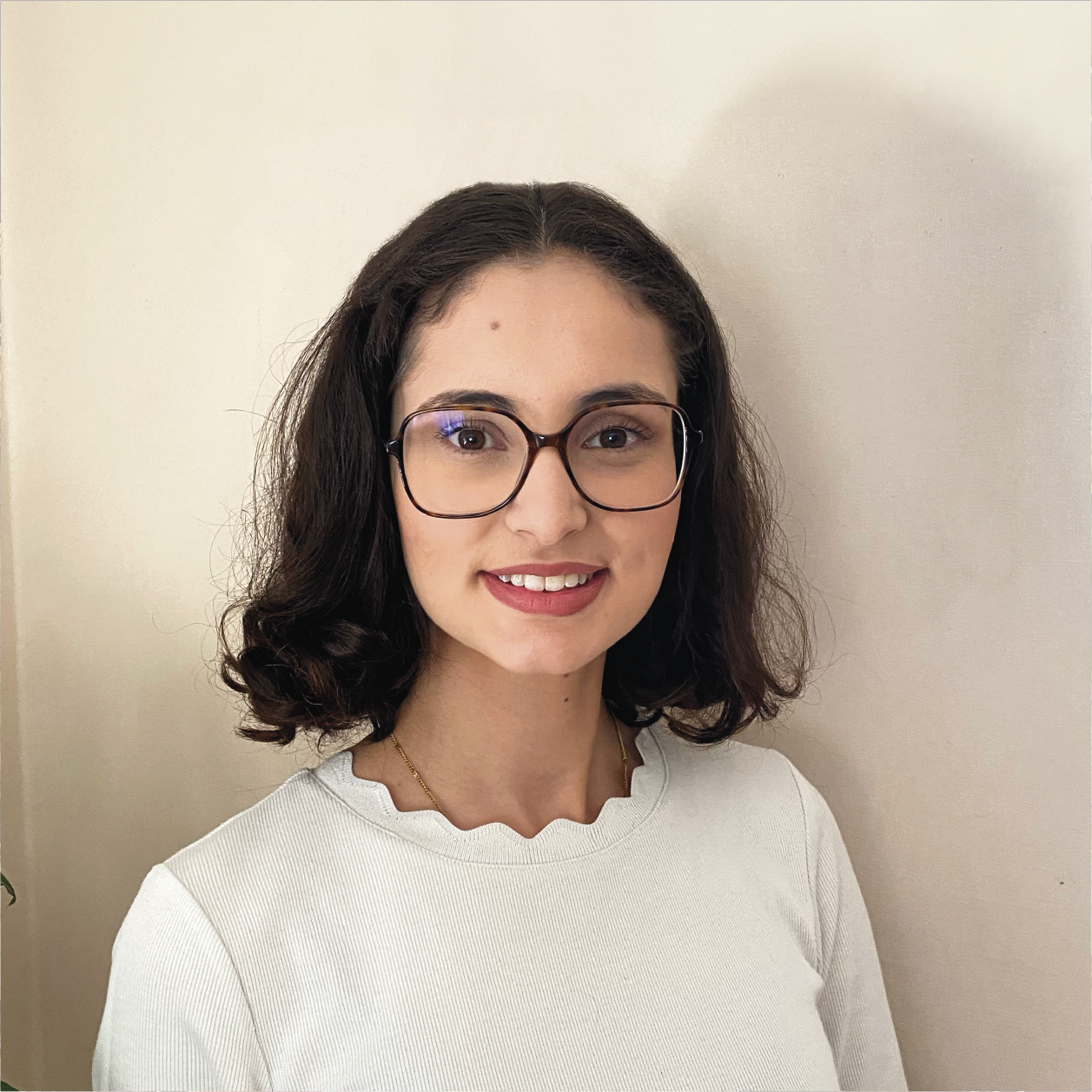 Portrait de Dorine AZRI-POSTOLLEC, chargée de communication à l'ADEPAPE 13.